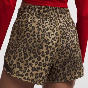 lululemon NWT True Leopard Hotty Hot 4”